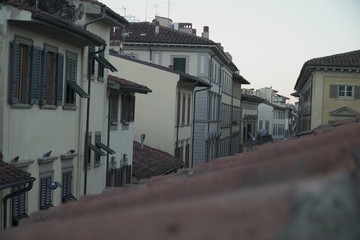 Fototapeta na wymiar tejado de un pueblo con una calle de casas