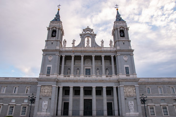 Fototapeta na wymiar Catedral de Santa María la Real de la Almudena, Madrid, Espanha.