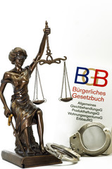 Lady Justizia mit Gesetzbuch und Handschellen