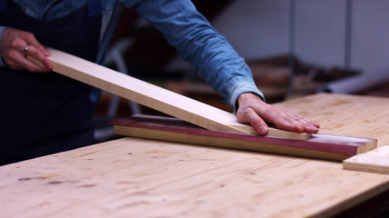 Guitar maker sandapepering guitar neck