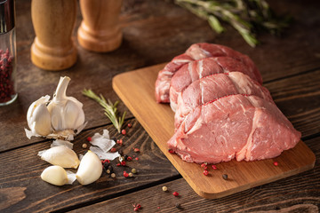 raw sbeef irloin vith garlic