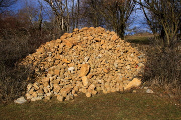 Steinhaufen in einer Hecke
