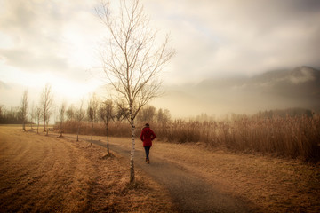 Einsame Frau im Morgennebel