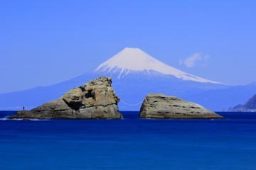 松崎町　雲見海岸の牛着岩と富士山