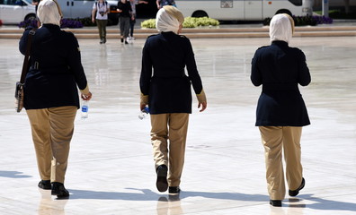 Polizistinnen in Uniform mit Kopftuch in Muscat
