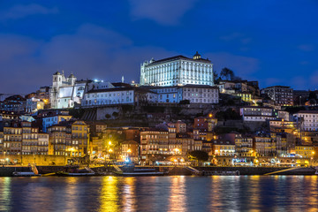 Obraz premium Looking across the Douro river in Porto