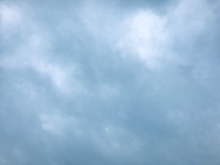 wolkenverhangener Himmel bei Regen