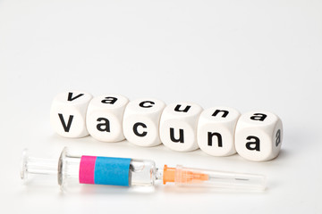 vacunar; vacuna escrito con dados