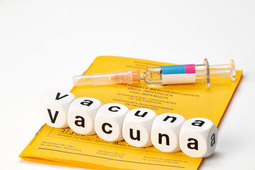 vacunar; vacuna escrito con dados