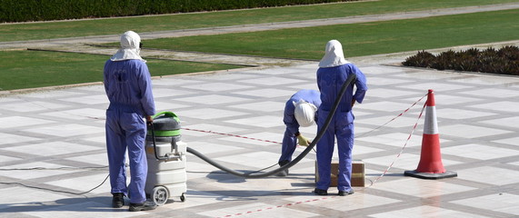 Arbeiter beim Reparieren eines Wasserablaufs
