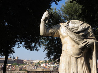 kopflose Statue