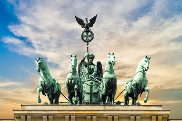 Obraz premium Brandenburg gate, blue cloudy sky, Berlin, Germany