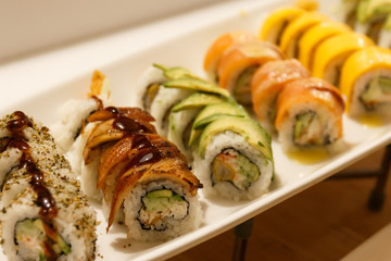 다양한 종류와 색상의 스시롤(뷔페 음식)