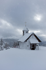 Fototapeta na wymiar Marienkirche im Schnee