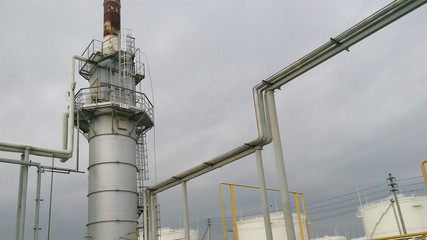 Furnace for heating oil at the refinery