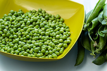 Guisantes frescos crudos.