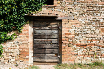 Fototapeta na wymiar Eingangstür eines verlassenen Rusticos an einer Landstraße im Chiantigebiet bei Siena