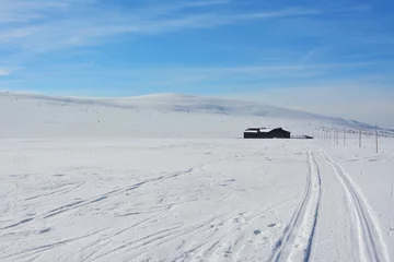 Fotobehang piękny zimowy krajobraz, górskie schronisko © VinyLove Foto