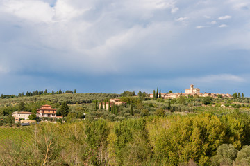 Weinberge in der Toskanalandschaft  des Chianti Classico zwischen Florenz und Siena.