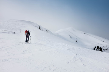 Fototapeta na wymiar Skitourengeher auf dem Weg zum Gipfel