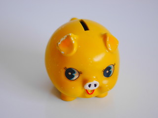 黄色いブタの貯金箱