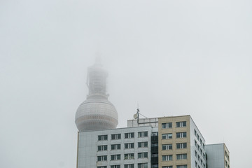 Fernsehturm Berlin im Nebel © Erika Wehde