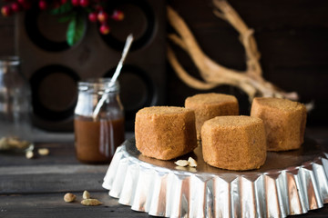 Honey cakes with ginseng and cardamom