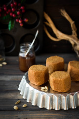 Honey cakes with ginseng and cardamom