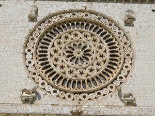 rosone della basilica inferiore di san francesco d'assisi umbria italia