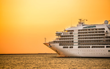 cruise liner ship with sunset - obrazy, fototapety, plakaty
