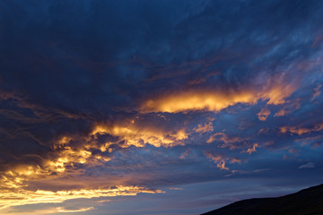 Licht des Sonnenuntergangs färbt die Wolken dramatisch, Island