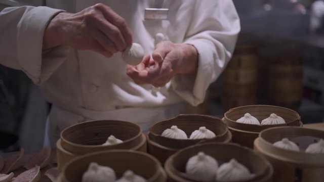 Tokyo 2020: Handmade soup dumplings at aTokyo market by a master chef !
