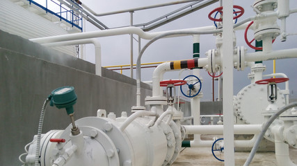 The pump for pumping hot products of oil refining