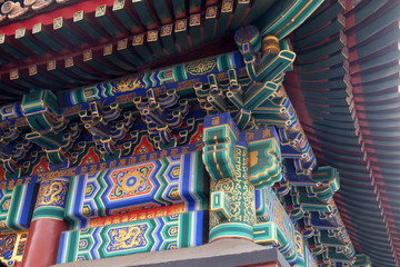 Fototapeta premium Kolorowa dekoracja sufitu w świątyni Lamy Yonghe w Pekinie