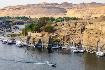 Blick auf die Insel Elephantine in Assuan am Nil in Ägypten