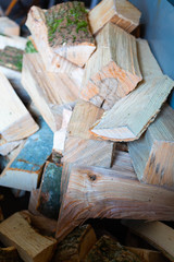 loses Brennholz liegt in einem Anhänger