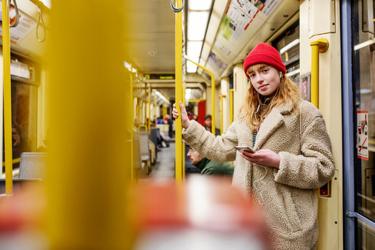 junge Frau, Mädchen, Teenager, mit Smartphone, fährt mit der U-Bahn 