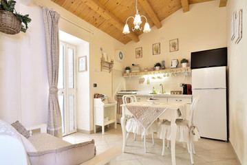 Casa con arredamento romantico - shabby chic © Gioco