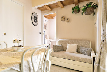 Casa con arredamento romantico - shabby chic © Gioco