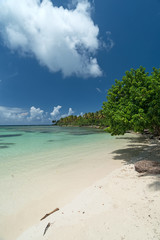 Tropischer Karibikstrand auf der Halbinsel Samaná in der Dominikanischen Republik