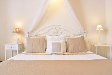 Casa con arredamento romantico - shabby chic © Gioco