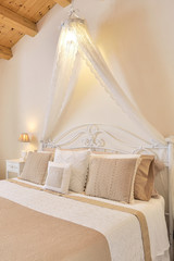 Casa con arredamento romantico - shabby chic © Gioco