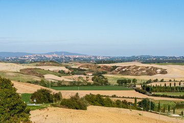 Die Landschaft der Crete Senesi besteht aus den vier Gemeinden Asciano, Buonconvento, Monteroni d’Arbia und Rapolano Terme sowie San Giovanni d’Asso (Ortsteil von Montalcino)