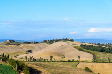 Fototapeta premium Die Landschaft der Crete Senesi besteht aus den vier Gemeinden Asciano, Buonconvento, Monteroni d’Arbia und Rapolano Terme sowie San Giovanni d’Asso (Ortsteil von Montalcino)