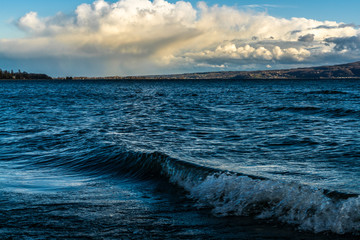 Sturm und Windböen am Bodensee mit kraftvollen Wolken und blauen Himmel 