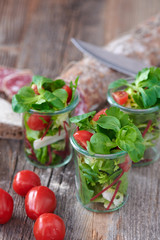 Salat in Gläsern für catering party 