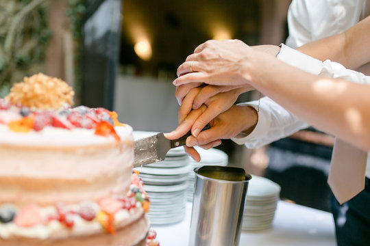 Hochzeitsorte Anschnitt von Braut und Br&auml;utigam