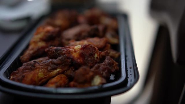 4K 24fps video of a large plate of fried chicken in Japan.