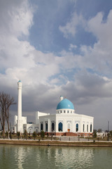 Obraz premium White mosque in Tashkent in Uzbekistan 