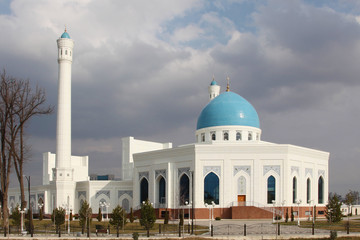 Obraz premium White mosque in Tashkent in Uzbekistan 